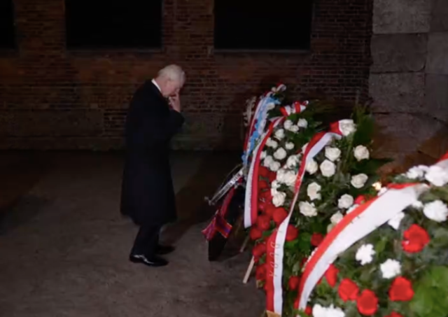 Entre lágrimas, el rey Carlos se convierte en el primer monarca británico en visitar Auschwitz