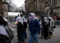 Activistas antiisraelíes protestan frente a la Universidad de Columbia, el 21 de enero de 2025. (Luke Tress/Times of Israel)