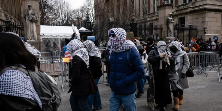 Activistas antiisraelíes protestan frente a la Universidad de Columbia, el 21 de enero de 2025. (Luke Tress/Times of Israel)