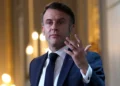 El presidente francés, Emmanuel Macron, pronuncia su discurso ante los embajadores franceses destacados en todo el mundo, el 6 de enero de 2025, en el Palacio del Elíseo en París. (Aurelien Morissard / POOL / AFP)