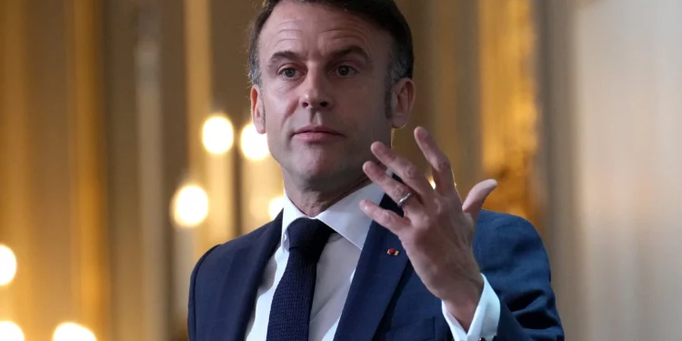 El presidente francés, Emmanuel Macron, pronuncia su discurso ante los embajadores franceses destacados en todo el mundo, el 6 de enero de 2025, en el Palacio del Elíseo en París. (Aurelien Morissard / POOL / AFP)