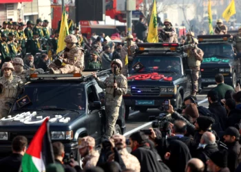 Miembros del Cuerpo de la Guardia Revolucionaria Islámica desfilan por las calles de Teherán durante una manifestación antiisraelí, el 10 de enero de 2025. (Foto de AFP)