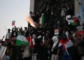 Los manifestantes lanzaron fuegos artificiales en Trafalgar Square después de una “Marcha por Palestina”, parte de una manifestación nacional pro palestina contra Israel, en Londres el 14 de octubre de 2023, organizada por la Campaña de Solidaridad con Palestina, Amigos de Al-Aqsa, Stop the War Coalition, Asociación Musulmana de Gran Bretaña, Foro Palestino en Gran Bretaña y CND. (Justin Tallis/AFP)