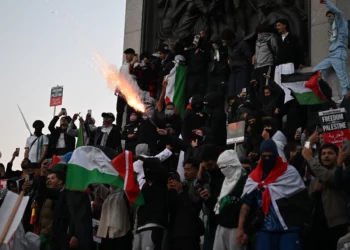 Los manifestantes lanzaron fuegos artificiales en Trafalgar Square después de una “Marcha por Palestina”, parte de una manifestación nacional pro palestina contra Israel, en Londres el 14 de octubre de 2023, organizada por la Campaña de Solidaridad con Palestina, Amigos de Al-Aqsa, Stop the War Coalition, Asociación Musulmana de Gran Bretaña, Foro Palestino en Gran Bretaña y CND. (Justin Tallis/AFP)