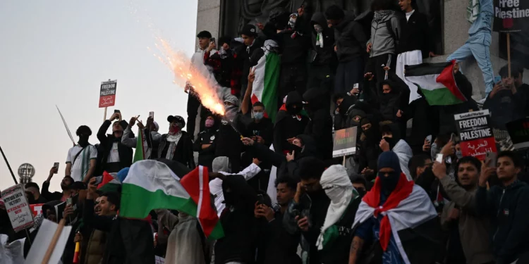 Los manifestantes lanzaron fuegos artificiales en Trafalgar Square después de una “Marcha por Palestina”, parte de una manifestación nacional pro palestina contra Israel, en Londres el 14 de octubre de 2023, organizada por la Campaña de Solidaridad con Palestina, Amigos de Al-Aqsa, Stop the War Coalition, Asociación Musulmana de Gran Bretaña, Foro Palestino en Gran Bretaña y CND. (Justin Tallis/AFP)