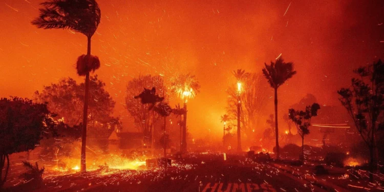 El incendio de Palisades arrasa un vecindario en medio de fuertes vientos en el barrio de Pacific Palisades de Los Ángeles, el 7 de enero de 2025. (Foto AP/Ethan Swope)