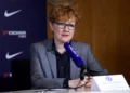 La secretaria ejecutiva de la Alianza Internacional para el Recuerdo del Holocausto, Kathrin Meyer, aparece en una conferencia de prensa para firmar una declaración que adopta formalmente la definición de trabajo de antisemitismo de la IHRA en el campo de entrenamiento del Chelsea en Cobham, Inglaterra, el 17 de enero de 2020. (Darren Walsh/Chelsea FC vía Getty Images vía JTA)