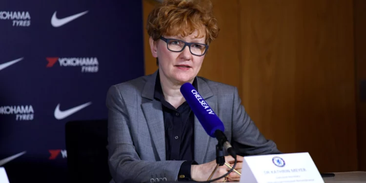 La secretaria ejecutiva de la Alianza Internacional para el Recuerdo del Holocausto, Kathrin Meyer, aparece en una conferencia de prensa para firmar una declaración que adopta formalmente la definición de trabajo de antisemitismo de la IHRA en el campo de entrenamiento del Chelsea en Cobham, Inglaterra, el 17 de enero de 2020. (Darren Walsh/Chelsea FC vía Getty Images vía JTA)