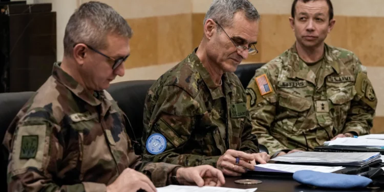 Miembros del comité que supervisa el alto el fuego entre Líbano e Israel, el jefe de la misión y comandante de la Fuerza Provisional de las Naciones Unidas en el Líbano (FPNUL), el general de división español Aroldo Lázaro Sáenz (centro), el general de división estadounidense Jasper Jeffers (derecha) y el general francés Guillaume Ponchamp (izquierda) se reúnen con el primer ministro interino libanés Najib Mikati en el palacio de gobierno en Beirut, Líbano, el 24 de diciembre de 2024. (Foto AP/Bilal Hussein)