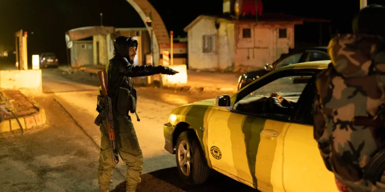 Miembros de las fuerzas de seguridad del recién formado gobierno sirio hacen guardia en un puesto de control de seguridad en la frontera siria con Líbano, el 27 de diciembre de 2024 (Foto AP/Mosa'ab Elshamy)