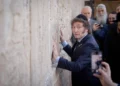 El presidente argentino Javier Milei visita el Muro Occidental en la Ciudad Vieja de Jerusalén, el 6 de febrero de 2024. (Chaim Goldberg/Flash90)