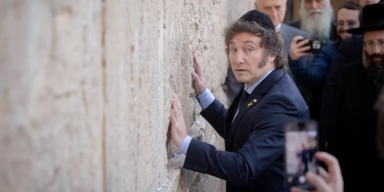 El presidente argentino Javier Milei visita el Muro Occidental en la Ciudad Vieja de Jerusalén, el 6 de febrero de 2024. (Chaim Goldberg/Flash90)