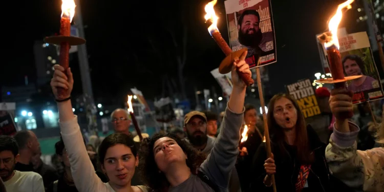 Familiares y amigos de israelíes tomados como rehenes por Hamás en Gaza reaccionan a la noticia de un acuerdo de alto el fuego y toma de rehenes mientras participan en una manifestación en Tel Aviv, Israel, el 15 de enero de 2025. (Foto AP/Ohad Zwigenberg)