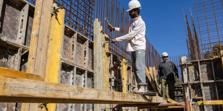 Constructores indios trabajan en una obra en Tel Aviv el 15 de diciembre de 2024. (Menahem KAHANA / AFP)