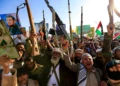 Yemeníes blanden rifles y corean consignas durante una manifestación contra Israel en la capital, controlada por los hutíes, Saná, el 27 de diciembre de 2024. (Mohammed Huwais/AFP)