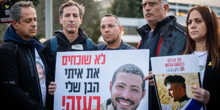 Sharon Sharabi y otros familiares de israelíes tomados como rehenes por terroristas en la Franja de Gaza hablan con los medios después de reunirse con el primer ministro Benjamin Netanyahu, afuera de la Oficina del primer ministro en Jerusalén, el 14 de enero de 2025. (Yonatan Sindel/Flash90)