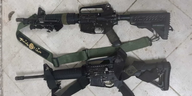 Armas encontradas en poder de dos palestinos armados que supuestamente se dirigían a realizar un tiroteo en Judea y Samaria, el 11 de enero de 2025. (Policía de Israel)