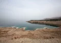 Esta fotografía tomada desde Jordania muestra una vista parcial del mar muerto el 20 de abril de 2021. (Khalil Mazraawi/AFP)