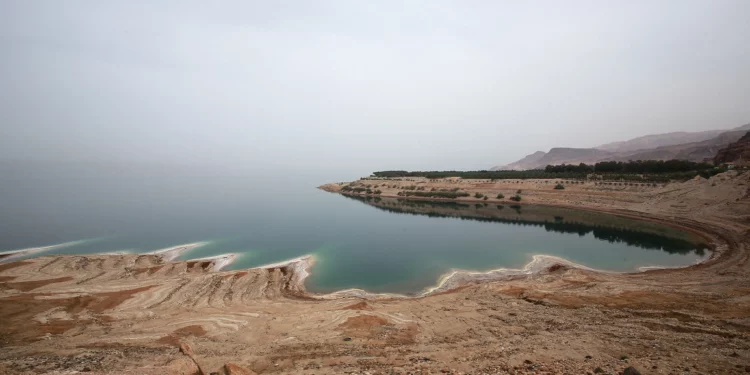 Esta fotografía tomada desde Jordania muestra una vista parcial del mar muerto el 20 de abril de 2021. (Khalil Mazraawi/AFP)