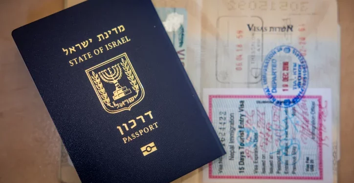 Pasaporte israelí el 18 de enero de 2023. (Nati Shohat/Flash90)