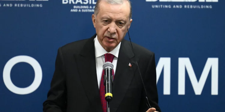 El presidente de Turquía, Recep Tayyip Erdogan, ofrece una conferencia de prensa durante la reunión de líderes del G20 en Río de Janeiro, Brasil, el 19 de noviembre de 2024. (Luis Robayo/AFP)