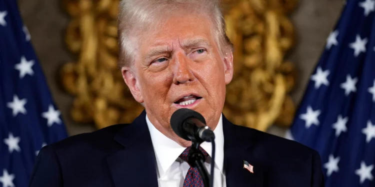 El presidente electo de Estados Unidos, Donald Trump, habla durante una conferencia de prensa en Mar-a-Lago, en Palm Beach, Florida, el 7 de enero de 2025. (Evan Vucci/AP)