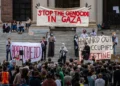 Partidarios pro palestinos y antiisraelíes se reúnen en una manifestación en la Universidad de Harvard en Cambridge, Massachusetts, el 14 de octubre de 2023. (Joseph Prezioso/AFP)