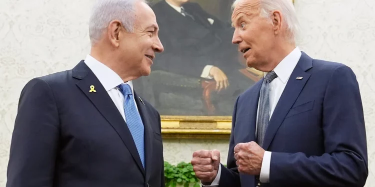 El presidente de Estados Unidos, Joe Biden, a la derecha, se reúne con el primer ministro, Benjamin Netanyahu, en la Oficina Oval de la Casa Blanca en Washington, DC, el 25 de julio de 2024. (AP/Susan Walsh)