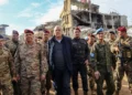 El primer ministro interino del Líbano, Najib Mikati, visita la aldea de Khiam, en el sur del Líbano, el 23 de diciembre de 2024. (AFP)