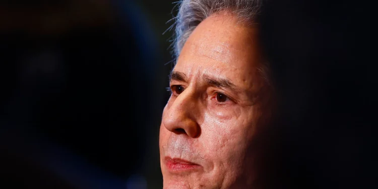 El secretario de Estado de Estados Unidos, Antony Blinken, pronuncia un discurso tras una reunión con el primer ministro japonés, Shigeru Ishiba, en la oficina de Ishiba en Tokio, el 7 de enero de 2025. (Issei Kato/Pool Photo via AP)