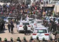 Se observan vehículos de la Cruz Roja saliendo de una plaza de la ciudad de Gaza después de recoger a cuatro rehenes israelíes el 25 de enero de 2025. (Captura de pantalla/YouTube)