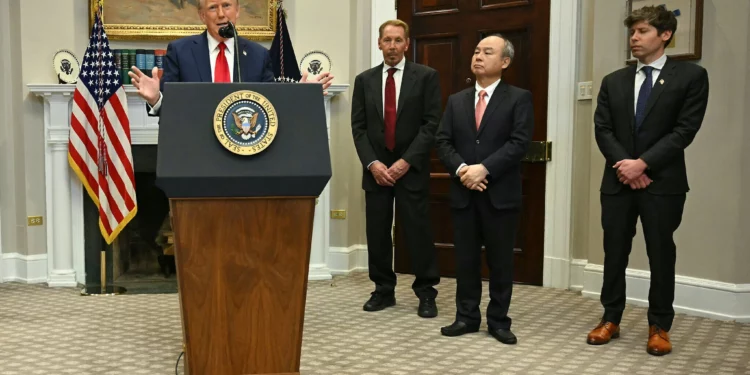 El presidente de Estados Unidos, Donald Trump, habla en la Sala Roosevelt, flanqueado por Masayoshi Son (2.° der.), presidente y director ejecutivo de SoftBank Group Corp, Larry Ellison (2.° de izq.), director ejecutivo de Oracle, y Sam Altman (der.), director ejecutivo de Open AI, en la Casa Blanca el 21 de enero de 2025, en Washington, DC. (Jim WATSON / AFP)