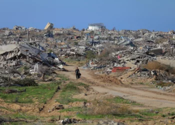 Palestinos desplazados regresan a sus hogares en el norte de la Franja de Gaza por la carretera Saladino el 28 de enero de 2025. (Ali Hassan/Flash90)