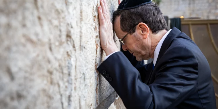 El presidente de Israel, Isaac Herzog, reza por la liberación segura de los israelíes retenidos como rehenes en la Franja de Gaza en el Muro Occidental de la Ciudad Vieja de Jerusalén el 19 de enero de 2025. (Noam Revkin Fenton/Flash90)