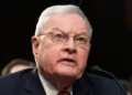 Keith Kellogg, copresidente del Centro para la Seguridad Estadounidense de la AFPI, habla durante una audiencia del Comité de Servicios Armados del Senado sobre el conflicto en Ucrania, el 28 de febrero de 2023, en el Capitolio de Washington. (Foto AP/Mariam Zuhaib)