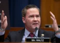 El representante republicano de Florida, Mike Waltz, habla durante una audiencia del Comité de Servicios Armados de la Cámara de Representantes en el Capitolio, en Washington, el 29 de febrero de 2024. (Foto AP/Mark Schiefelbein, archivo)