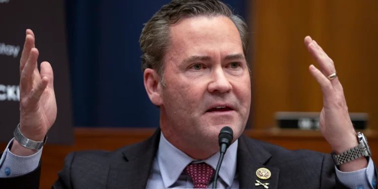 El representante republicano de Florida, Mike Waltz, habla durante una audiencia del Comité de Servicios Armados de la Cámara de Representantes en el Capitolio, en Washington, el 29 de febrero de 2024. (Foto AP/Mark Schiefelbein, archivo)