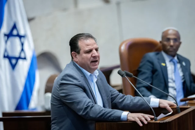 Parlamentario árabe israelí equipara a rehenes con terroristas presos