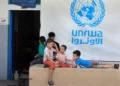 Niños palestinos que huyeron con sus padres de sus casas en el campo de refugiados palestino de Ein el-Hilweh se reúnen en el patio trasero de una escuela de la UNRWA, en Sidón, Líbano, el 12 de septiembre de 2023. (Foto AP/Mohammed Zaatari, Archivo)