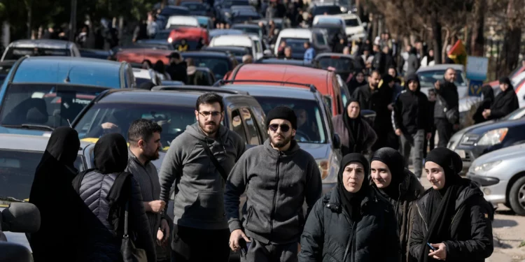 Ciudadanos libaneses intentan regresar a sus aldeas en el sur del Líbano, el 27 de enero de 2025. (Foto AP/Bilal Hussein)