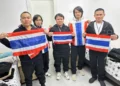 Rehenes tailandeses liberados de Hamás (de izquierda a derecha: Surasak Lumnau, Sathian Suwannakham, Bannawat Saethao, Watchara Sriaoun y PONGak Thaenna) sostienen la bandera de Tailandia en Israel, el 30 de enero de 2025. (Embajada Real de Tailandia en Tel Aviv vía AP)