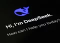 La página de la aplicación DeepSeek para teléfonos inteligentes se ve en la pantalla de un teléfono inteligente en Beijing, el 28 de enero de 2025. (Foto AP/Andy Wong)