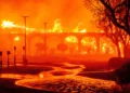 El Templo y Centro Judío de Pasadena arde durante el incendio de Eaton en Pasadena, California, el 7 de enero de 2025 (JOSH EDELSON / AFP)