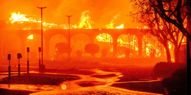 El Templo y Centro Judío de Pasadena arde durante el incendio de Eaton en Pasadena, California, el 7 de enero de 2025 (JOSH EDELSON / AFP)