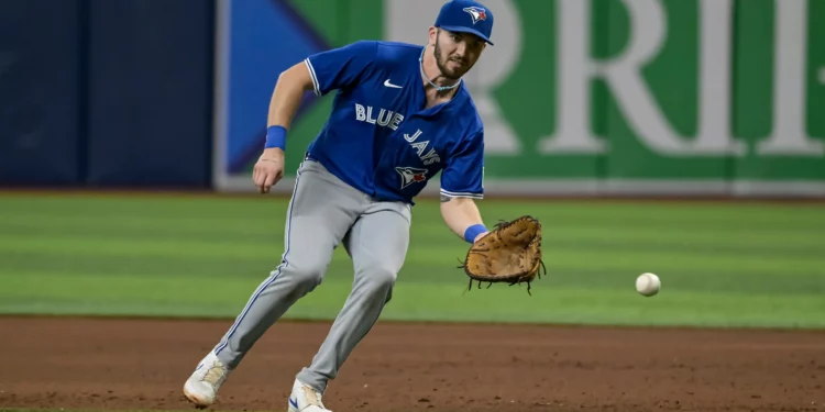 El primera base de los Toronto Blue Jays, Spencer Horwitz, intenta atrapar un roletazo dentro del cuadro durante un partido de béisbol contra los Tampa Bay Rays el 21 de septiembre de 2024 en St. Petersburg, Florida. (Foto AP/Steve Nesius, Archivo)