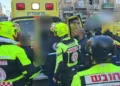 Los paramédicos evacuan al hospital a un hombre herido en un incidente violento en el centro de Jerusalén el 13 de enero de 2025. (Magen David Adom)