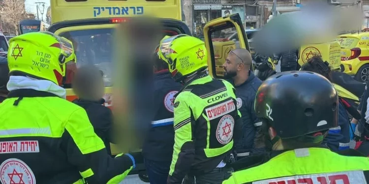 Los paramédicos evacuan al hospital a un hombre herido en un incidente violento en el centro de Jerusalén el 13 de enero de 2025. (Magen David Adom)