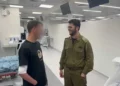 El capitán 'Aleph' (izquierda), herido en un ataque con arma blanca en Tel Aviv, es visto en el Hospital Ichilov junto a un oficial de bajas de las FDI, el 21 de enero de 2025. (Fuerzas de Defensa de Israel)