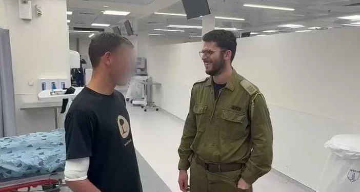 El capitán 'Aleph' (izquierda), herido en un ataque con arma blanca en Tel Aviv, es visto en el Hospital Ichilov junto a un oficial de bajas de las FDI, el 21 de enero de 2025. (Fuerzas de Defensa de Israel)