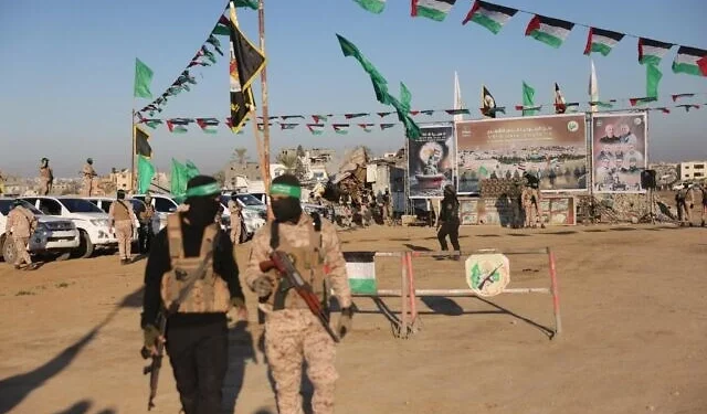 Hombres armados de Hamás aseguran una zona antes de entregar rehenes israelíes a un equipo de la Cruz Roja en Khan Yunis, en el sur de la Franja de Gaza, el 15 de febrero de 2025 (Foto de Bashar TALEB / AFP)